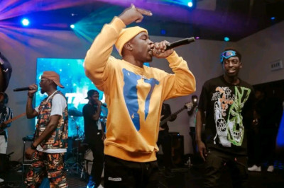 Shocking Incident Unfolds at Zimfest Show in the UK: Michael Magz Throws Fan's Gifted Money into Crowd, Leaving Holy Ten Stunned-Zimmagazine